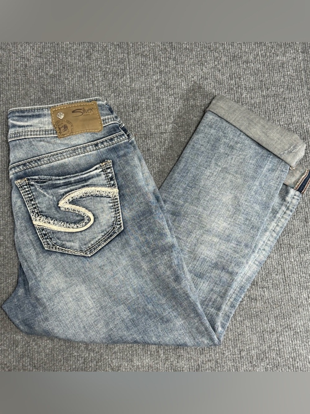 Silver Jeans Suki Mid Capri 29 Distressed Light Wash Y2K Grunge Curvy Fit Denim